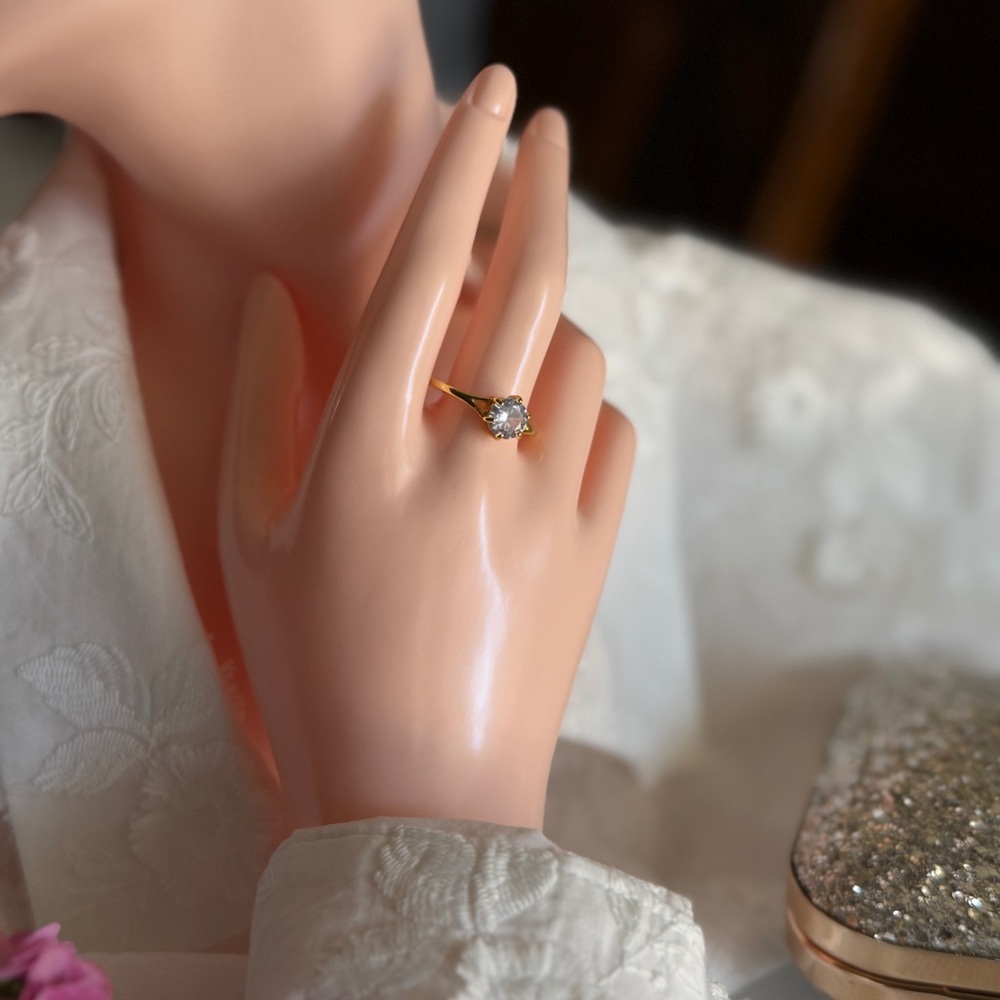 Chic Gold Ring with Crystal - Picture 3 of 3